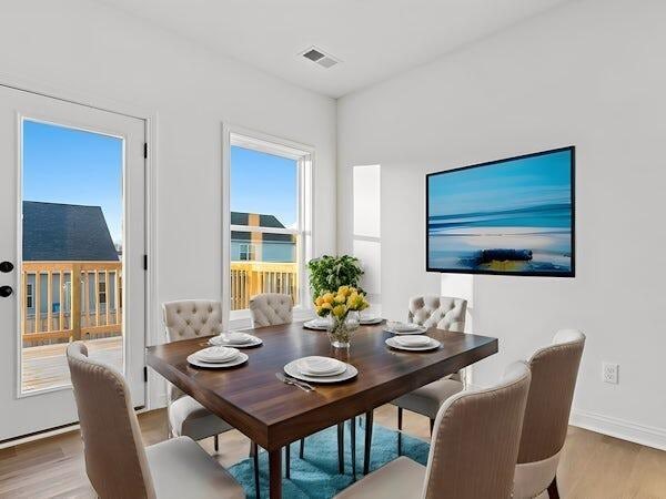 Lucy-dining-virt-staged@0.33x